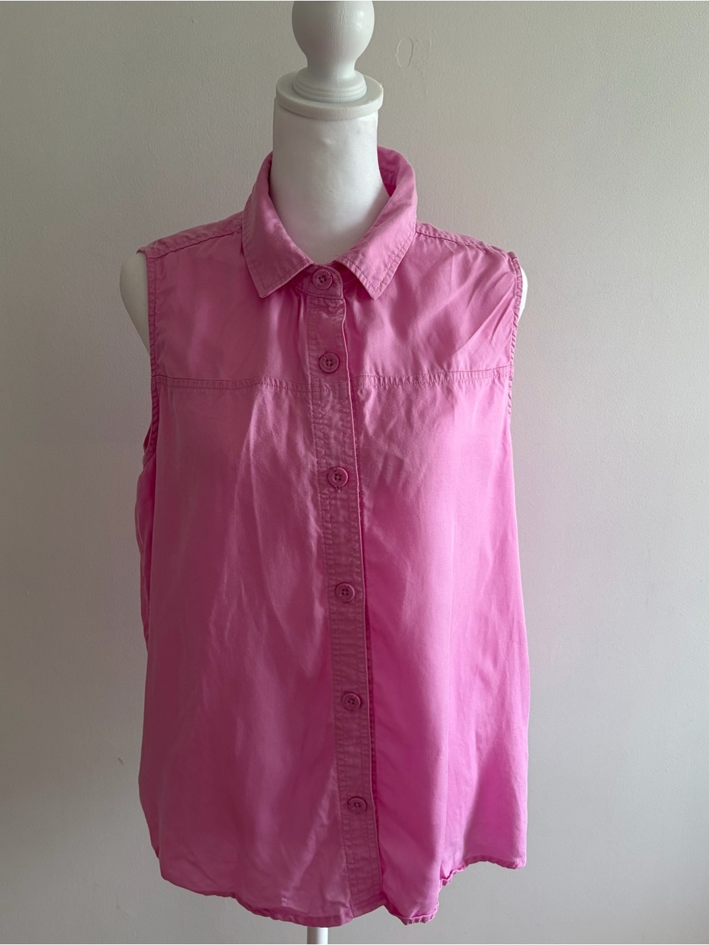 Sleeveless Button-Front Tank Top in Bright Pink